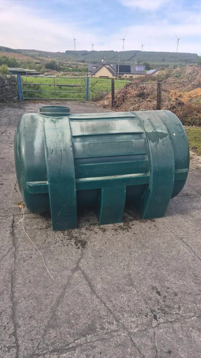 Oil tank - Image 1