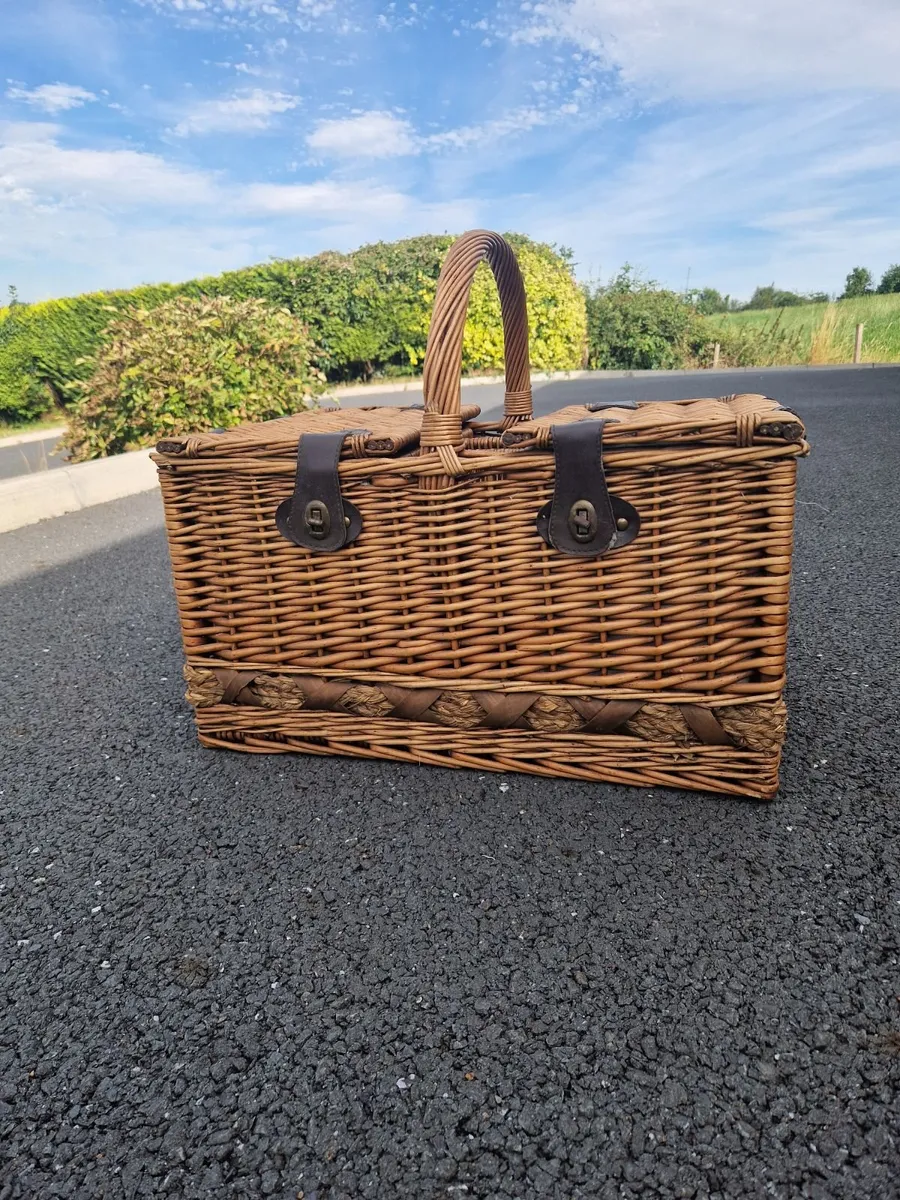 Gorgeous Wicker 4-person Picnic Basket - Image 1