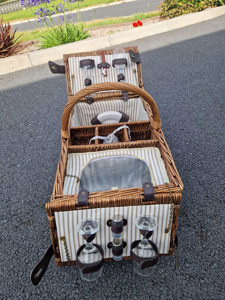 Gorgeous Wicker 4-person Picnic Basket - Image 2