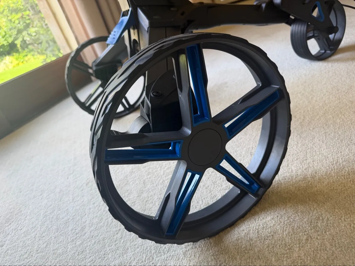 Brand New Motocaddy QB2 Golf Trolley – €200 - Image 2