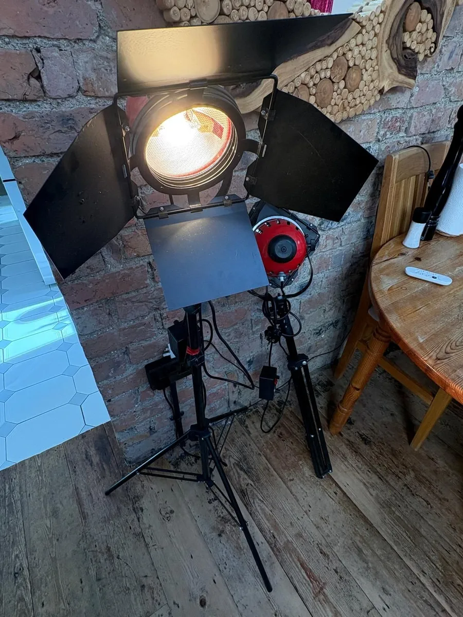 2 red head dimmable studio tri pod lights - Image 1