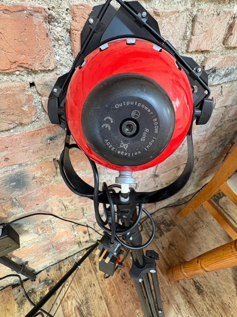 2 red head dimmable studio tri pod lights - Image 2