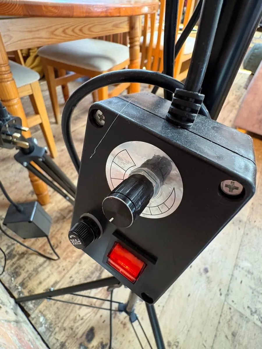 2 red head dimmable studio tri pod lights - Image 3