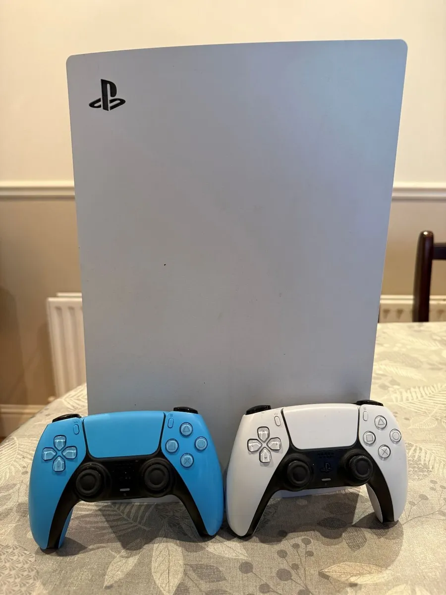 Playstation 5 w/controllers
