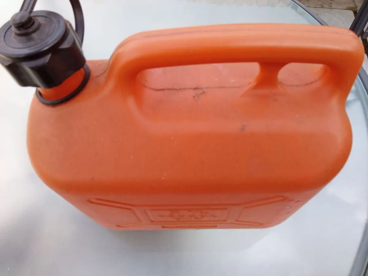 5 Litre Capacity Plastic Petrol Can. - Image 2
