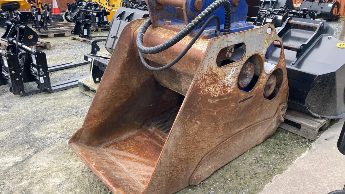 Xcentric XC17 crushing bucket - Image 1