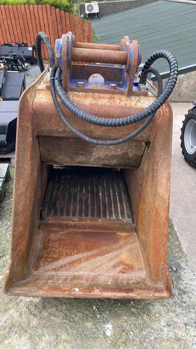 Xcentric XC17 crushing bucket - Image 2