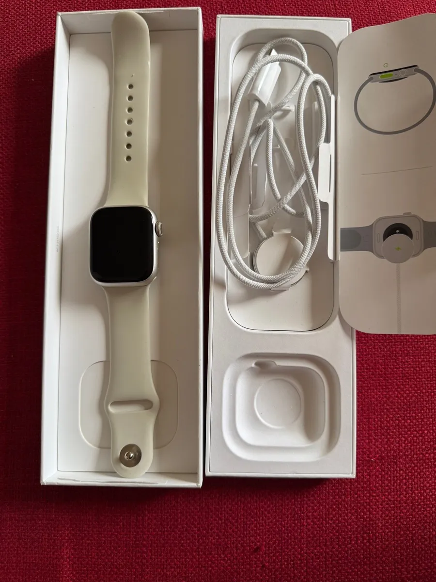 Apple watch series 9 41mm straight Aluminum GPS - Image 1