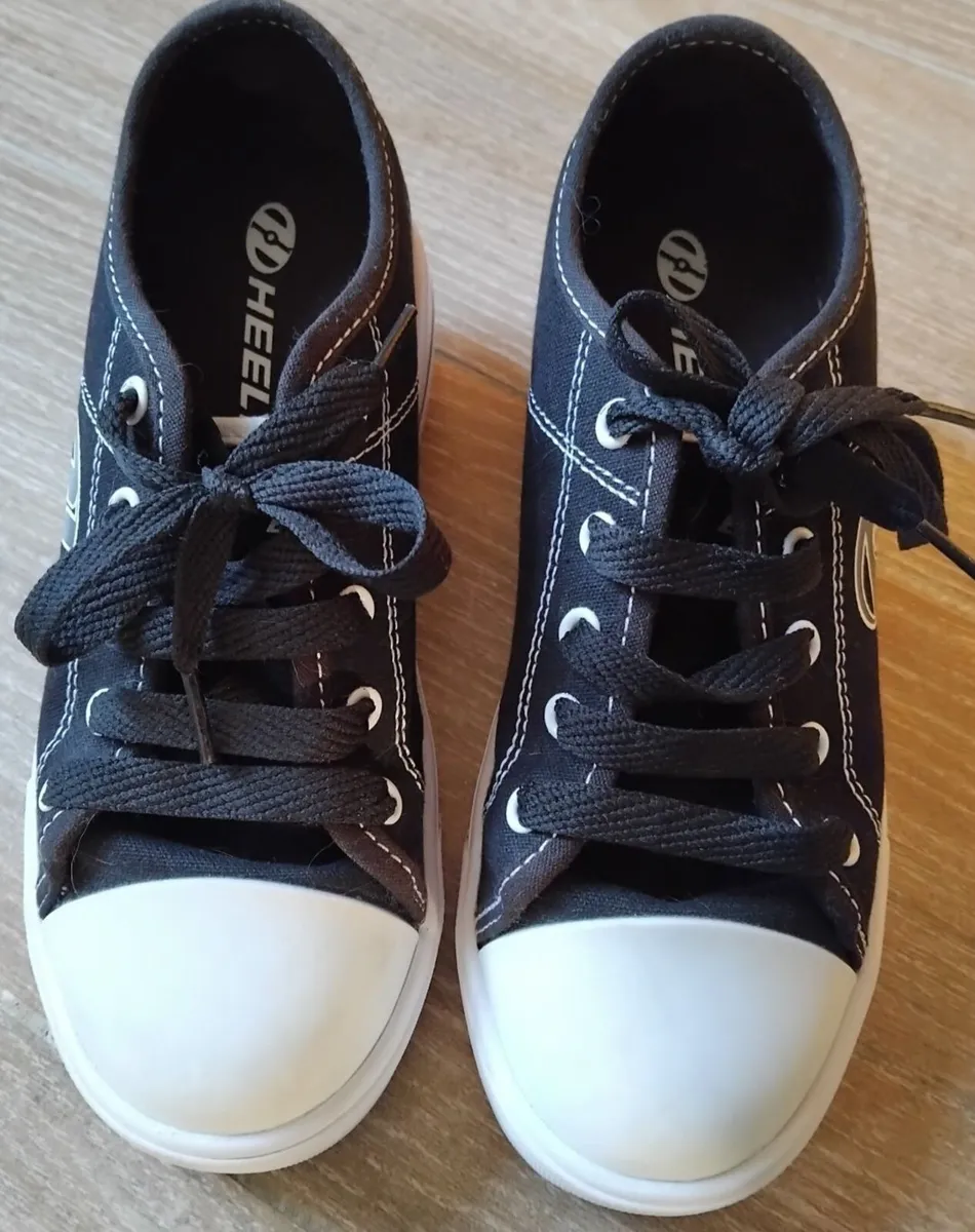 Black Heelys Skate Shoes, UK2 - Image 3