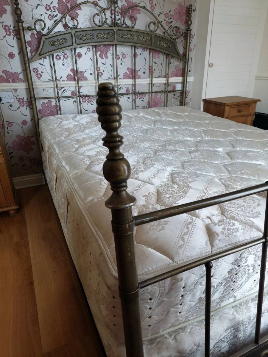 Bedroom furniture (bed/lockers/chest of drawers) - Image 1