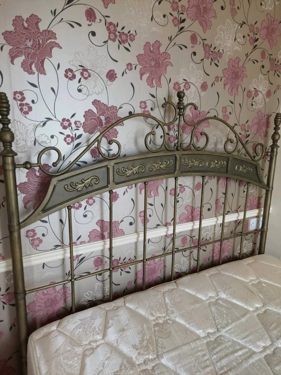 Bedroom furniture (bed/lockers/chest of drawers) - Image 3
