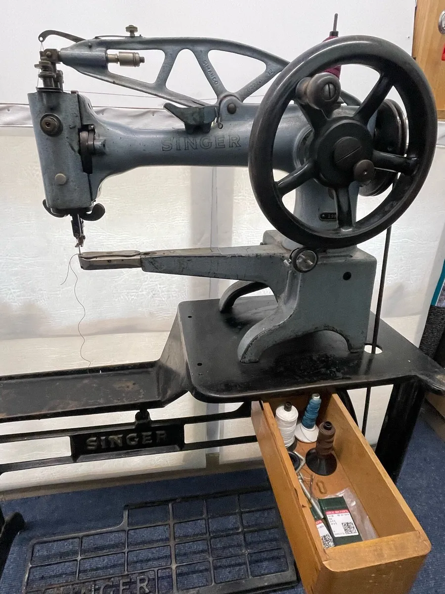 Singer sewing machine 29k71 plus treadle - cobbler - Image 4