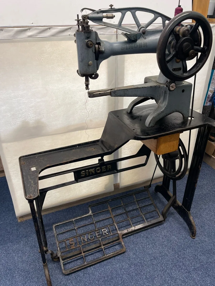 Singer sewing machine 29k71 plus treadle - cobbler - Image 2