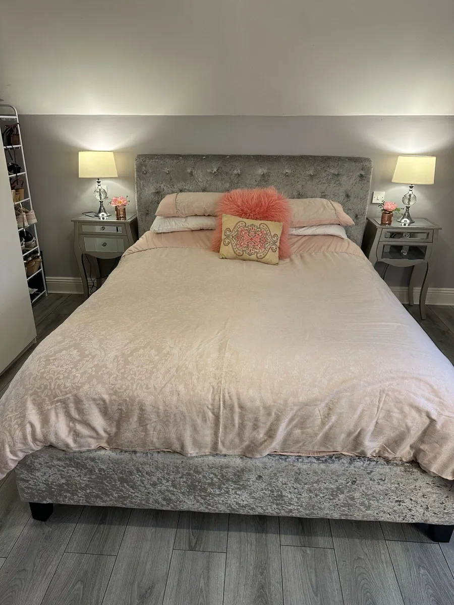 Kingsize Bed, 2 bedside lockers and 2 lamps - Image 1