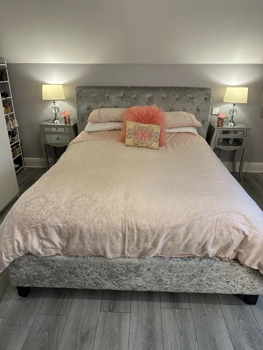 Kingsize Bed, 2 bedside lockers and 2 lamps - Image 2