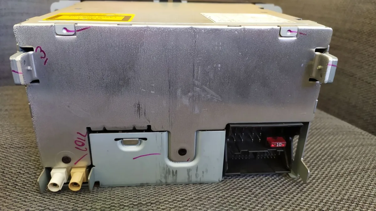 Original radio from 2006 VW Eos (convertible) - Image 3