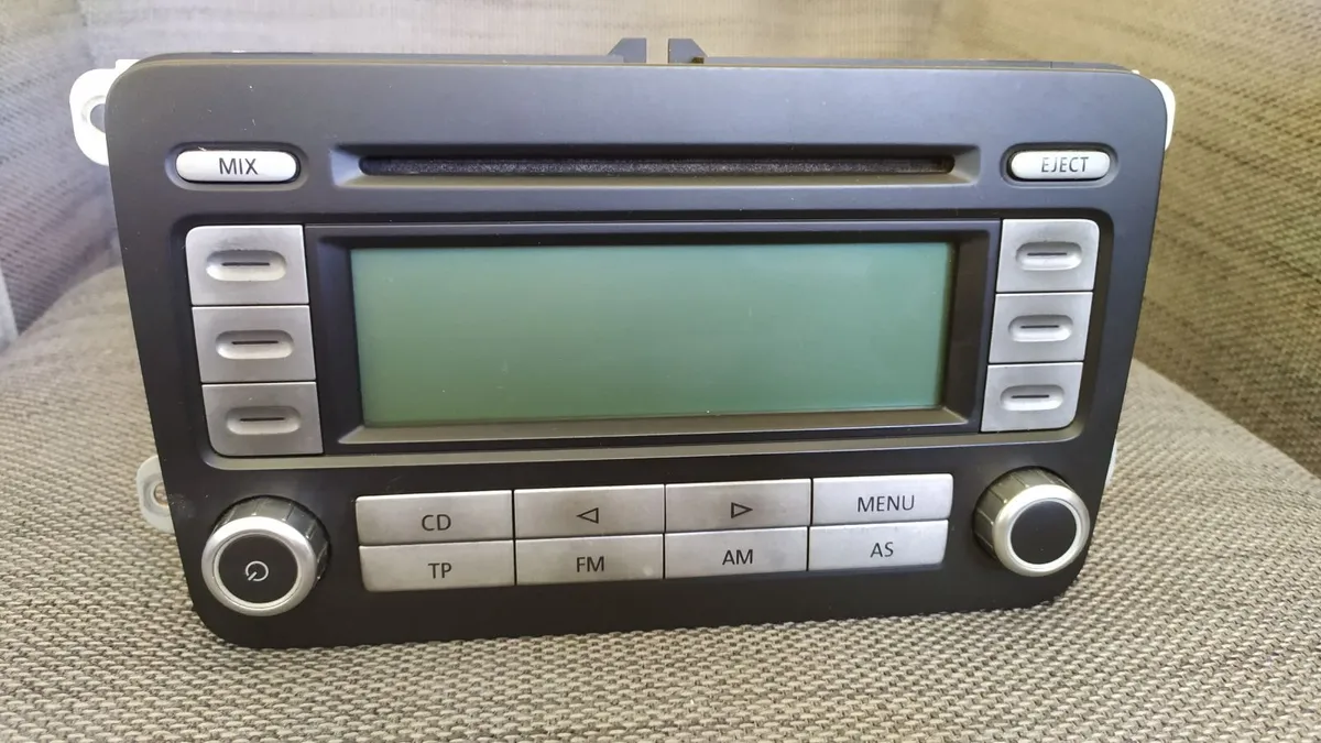 Original radio from 2006 VW Eos (convertible) - Image 1