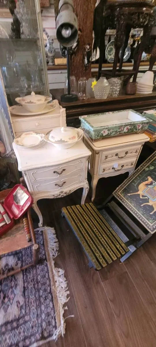 3 white bedside lockers 50 eu.each.