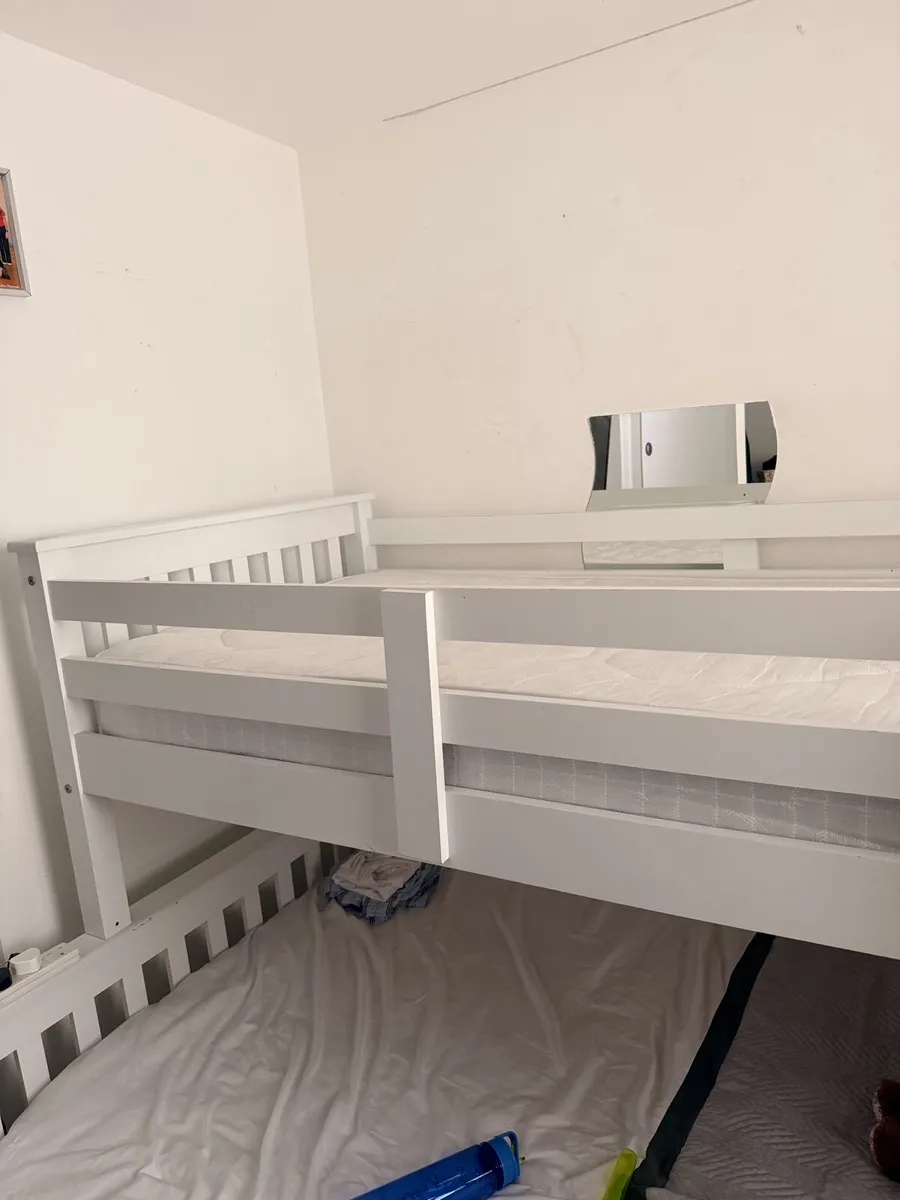 Single bed with mattress - Image 1