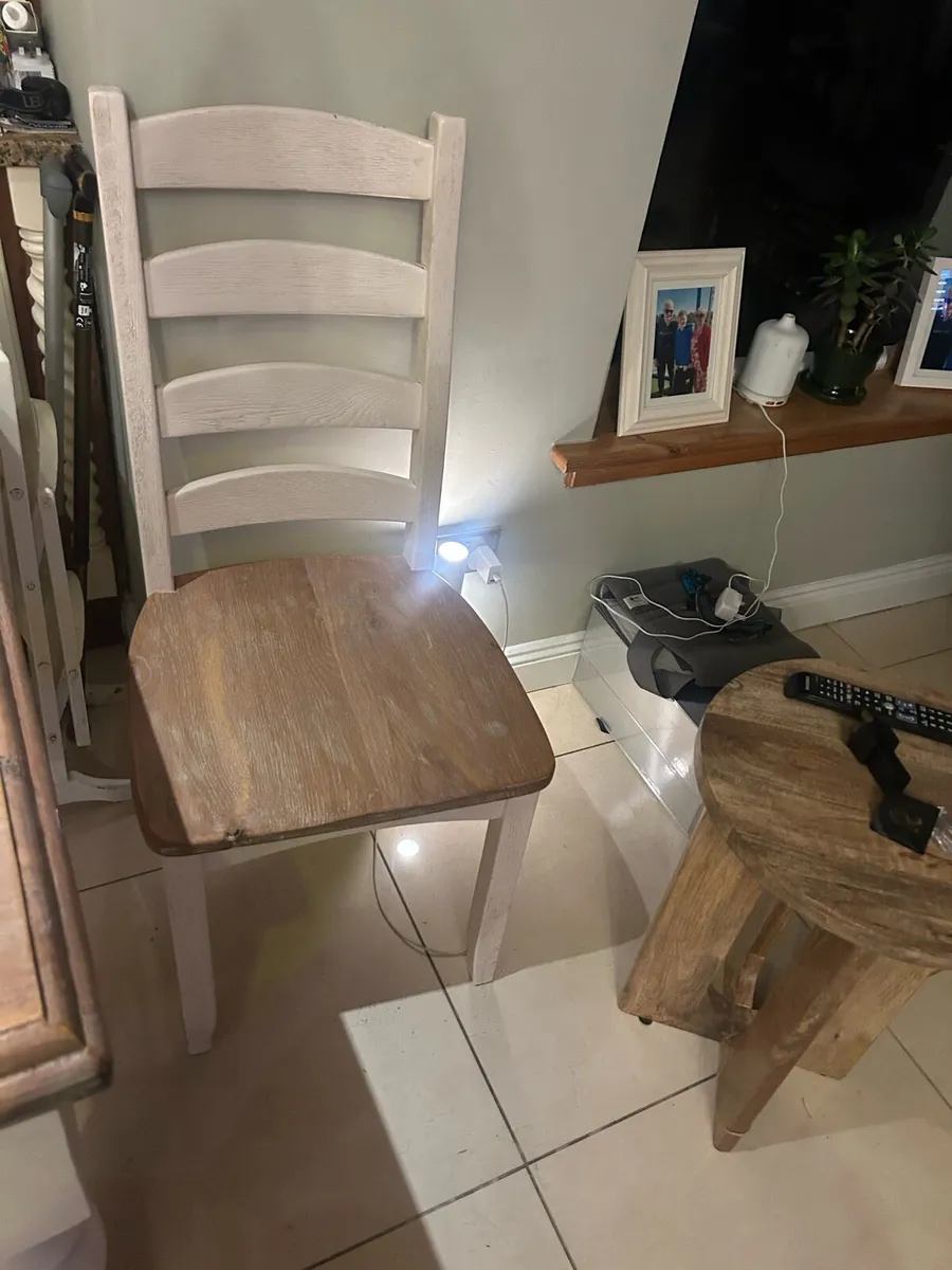 Solid oak table & 6 matching chairs €250 - Image 1