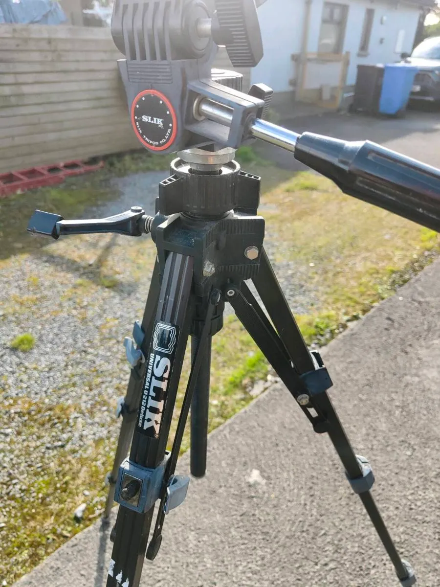 Slick aluminum professional camera tripod - Image 1