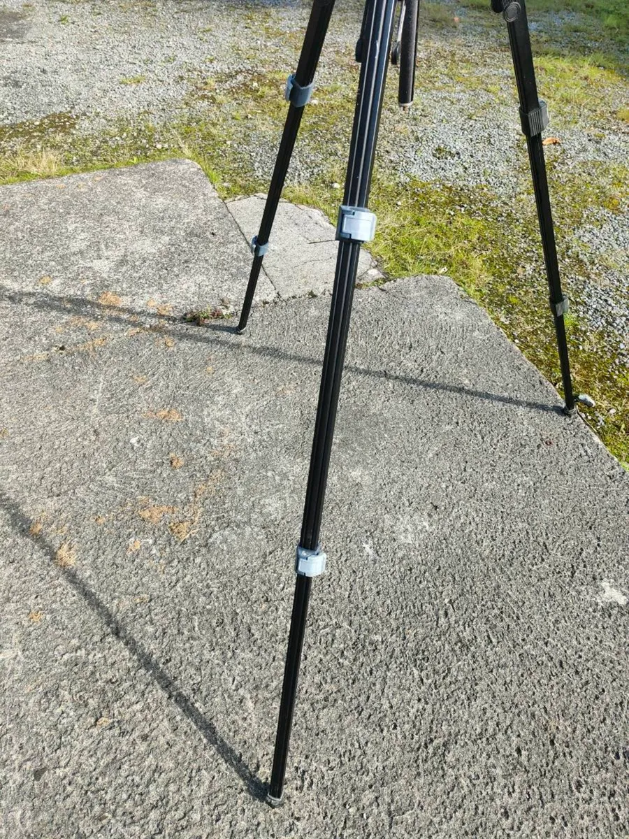 Slick aluminum professional camera tripod - Image 4