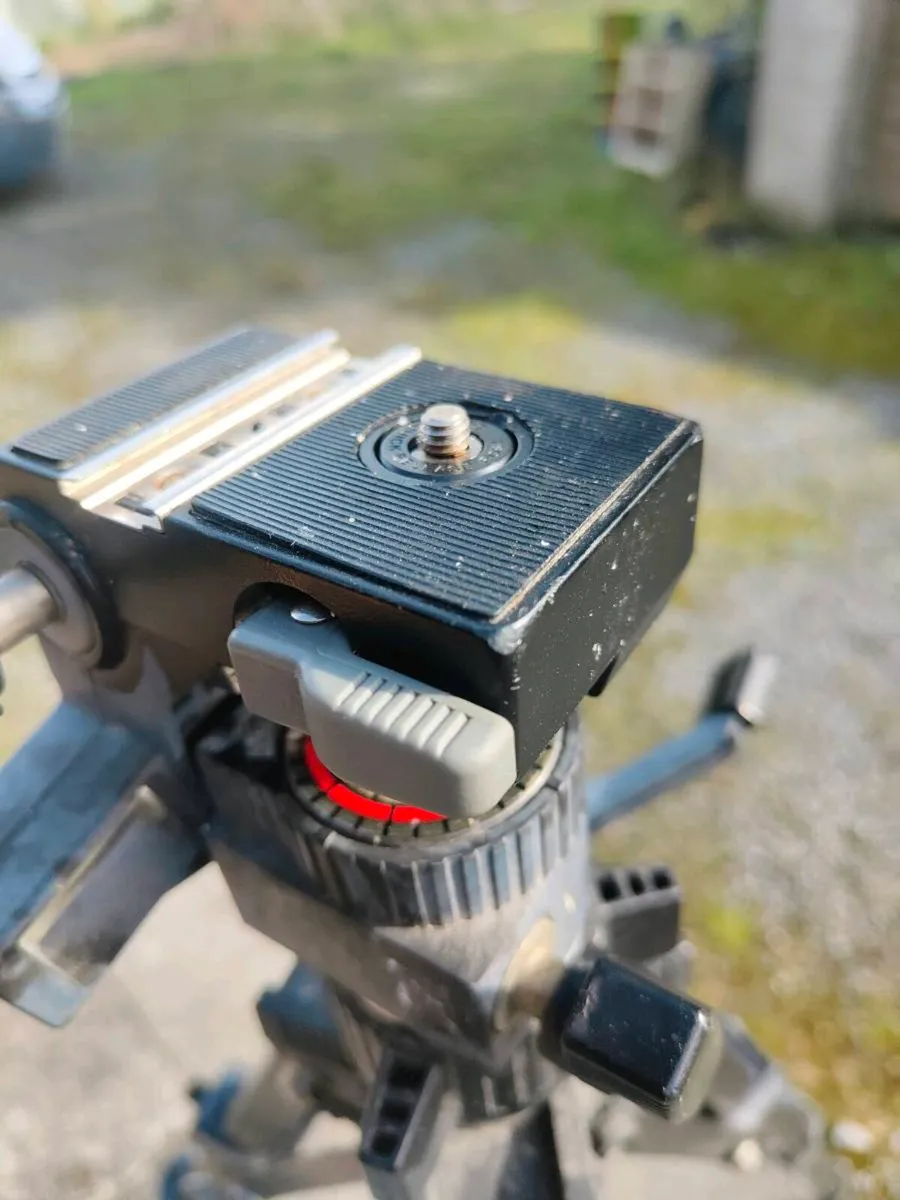 Slick aluminum professional camera tripod - Image 3