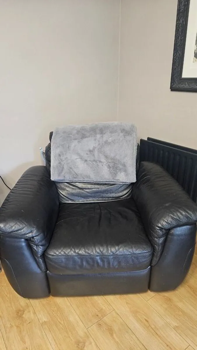 Natuzzi black 3 piece leather sofa and 2 seats - Image 3
