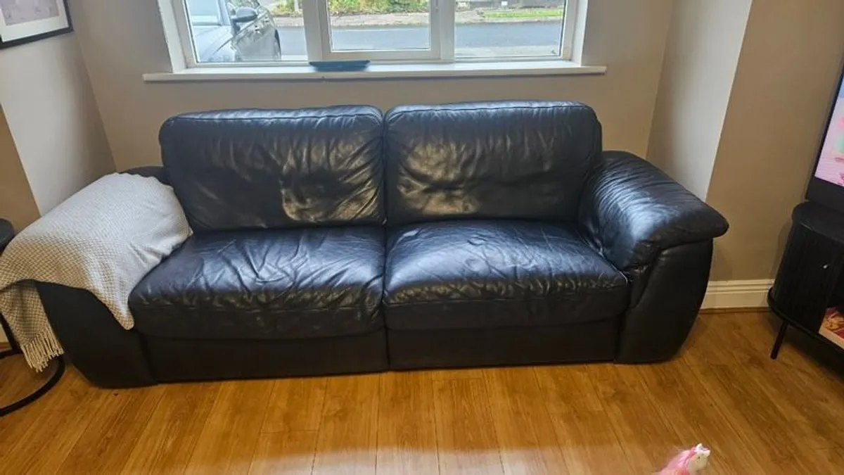 Natuzzi black 3 piece leather sofa and 2 seats - Image 1