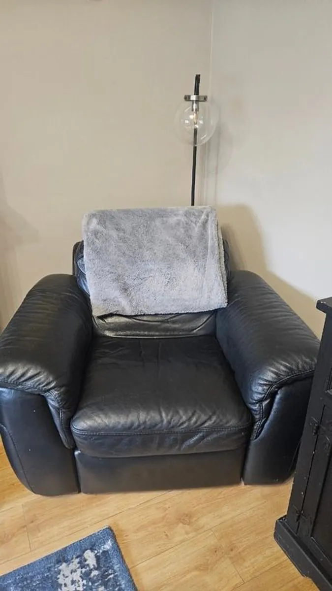 Natuzzi black 3 piece leather sofa and 2 seats - Image 2