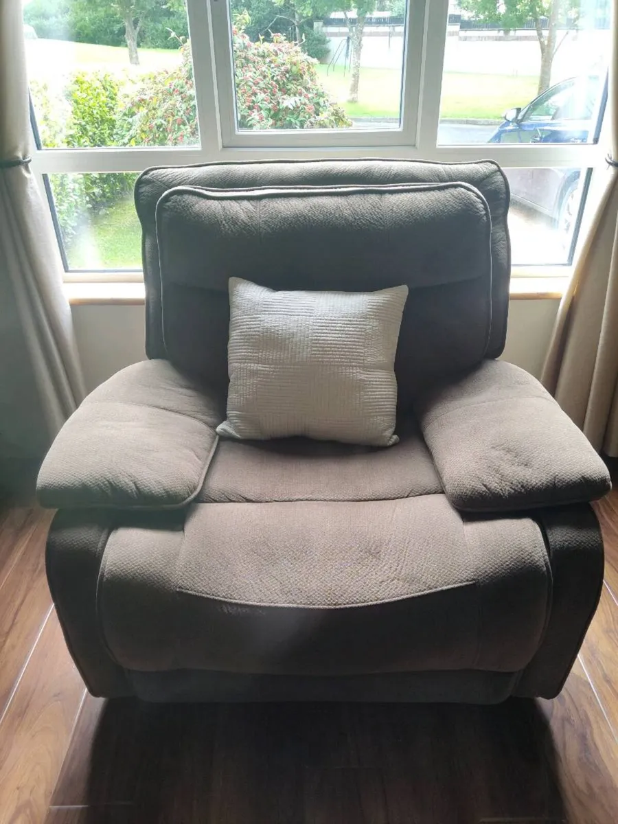 Three Piece Suite - Super Comfy & Great Condition - Image 4