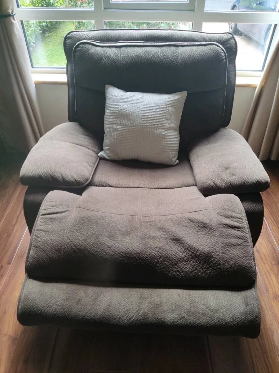Three Piece Suite - Super Comfy & Great Condition - Image 3