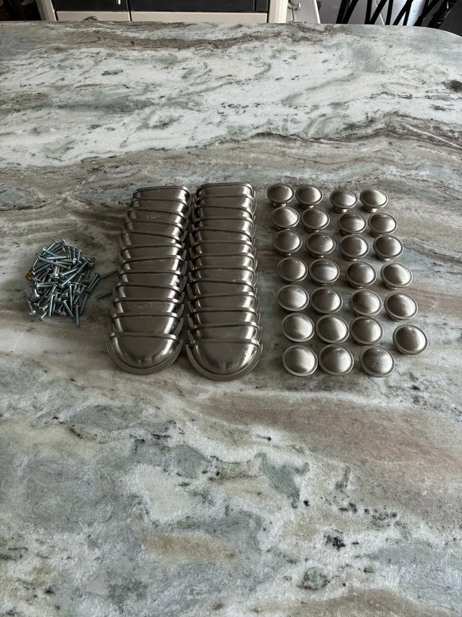 Kitchen cabinet knobs