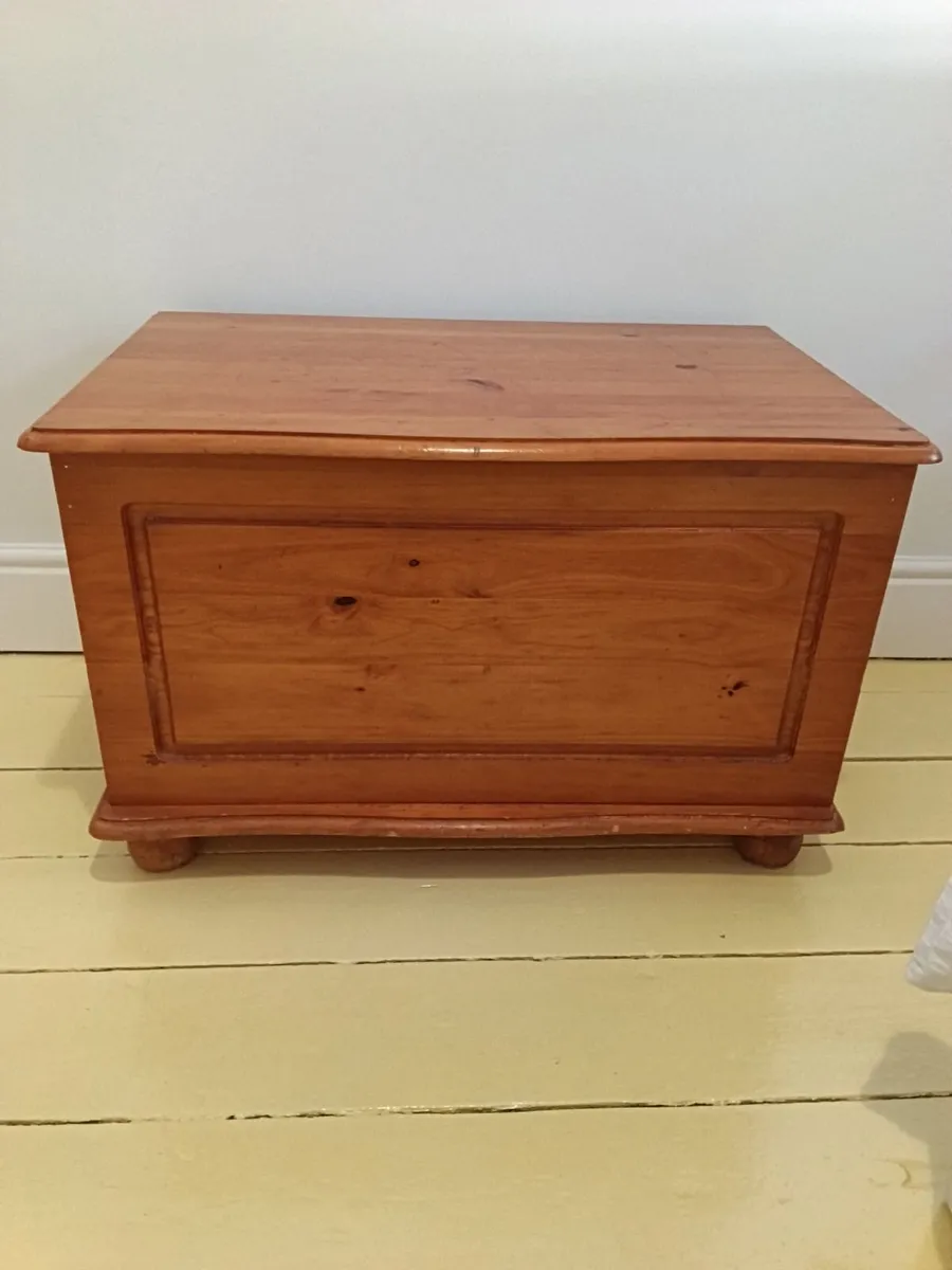 Wooden chest - Image 1