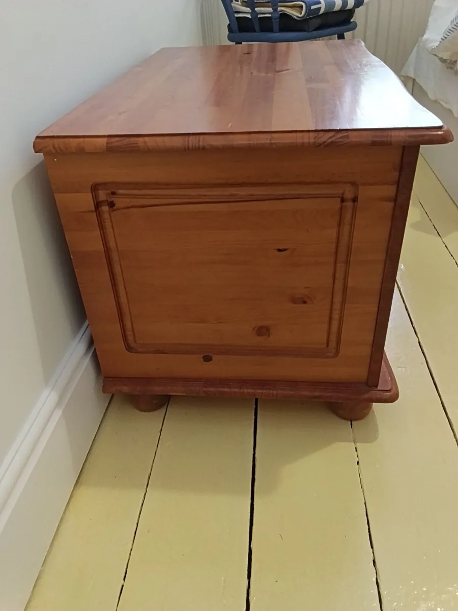 Wooden chest - Image 3