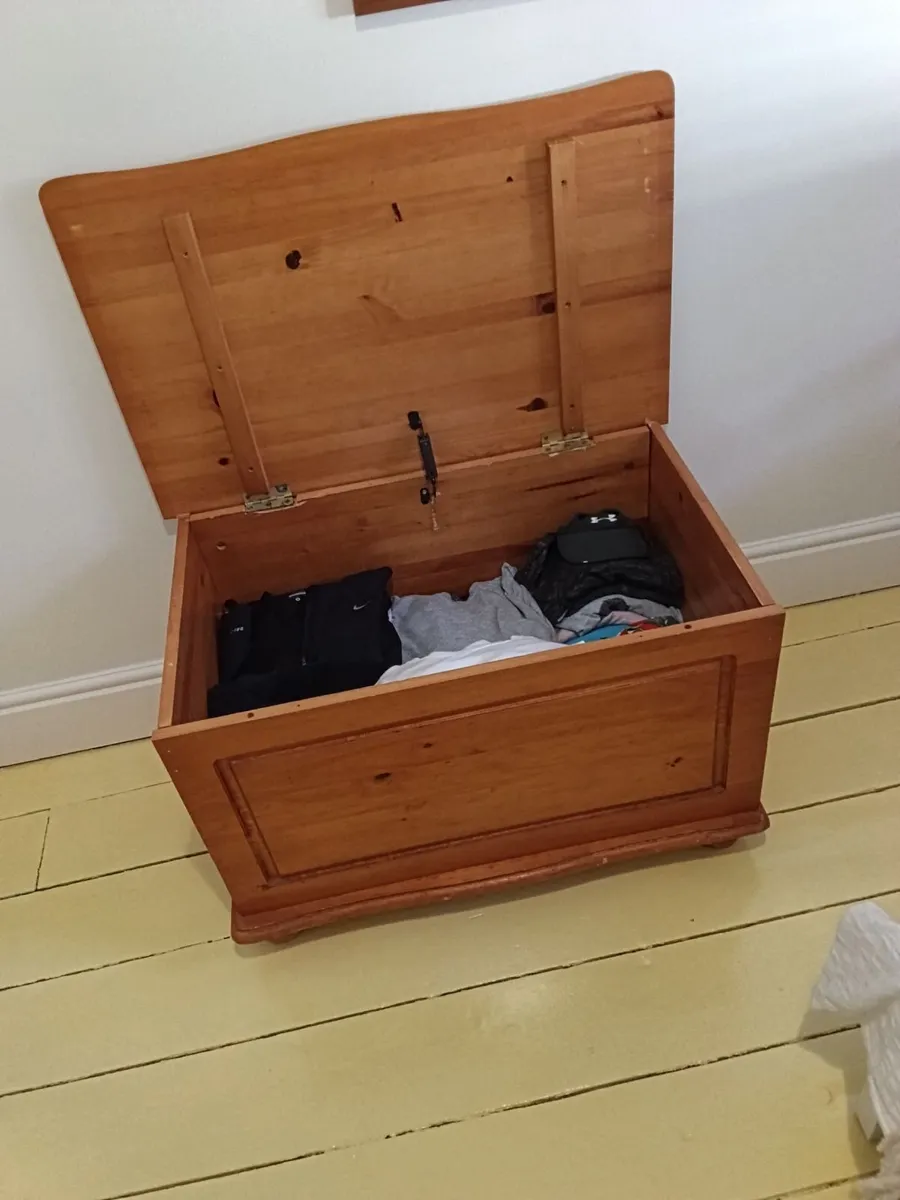 Wooden chest - Image 2