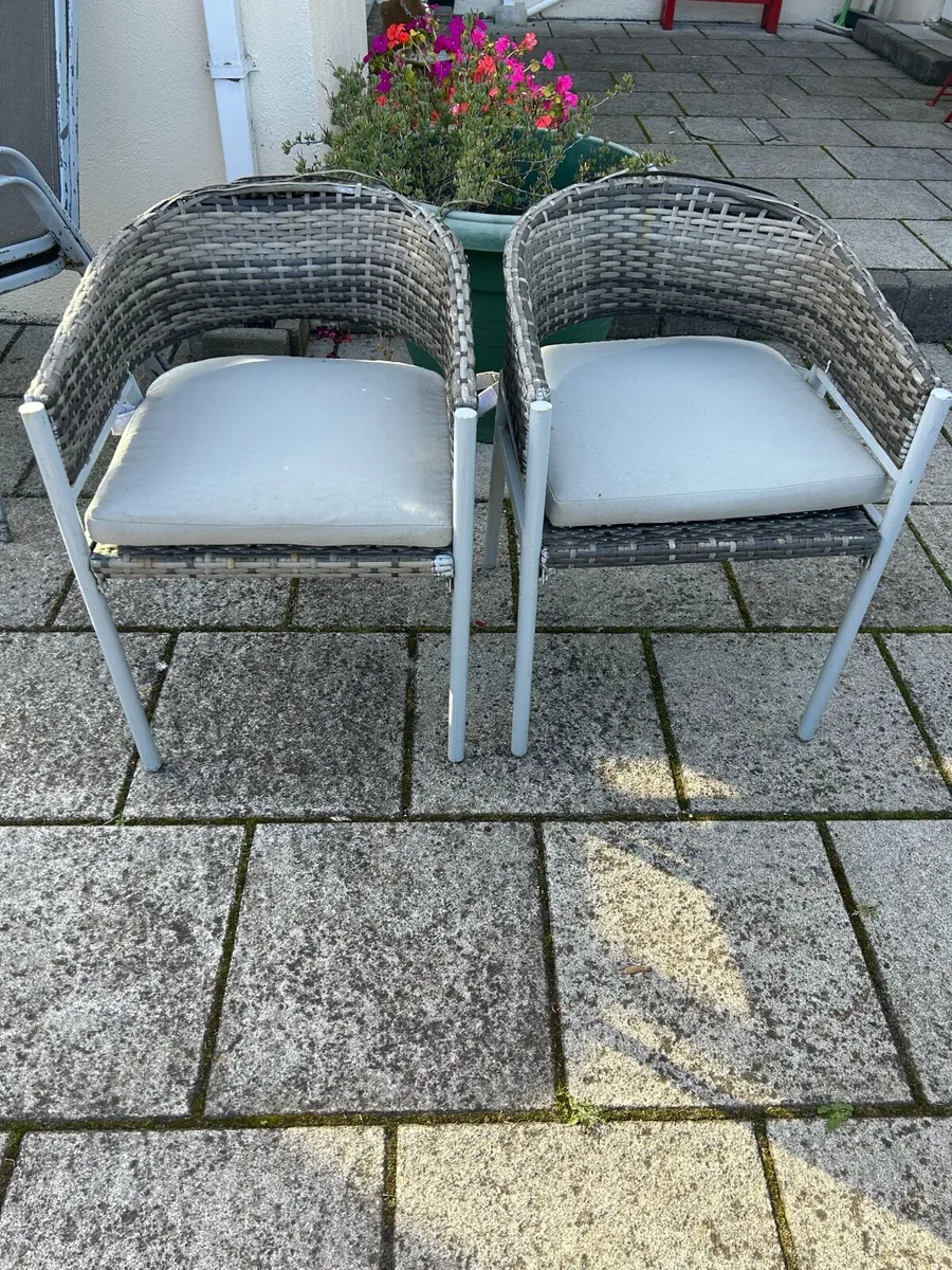Table & Chairs - Image 3