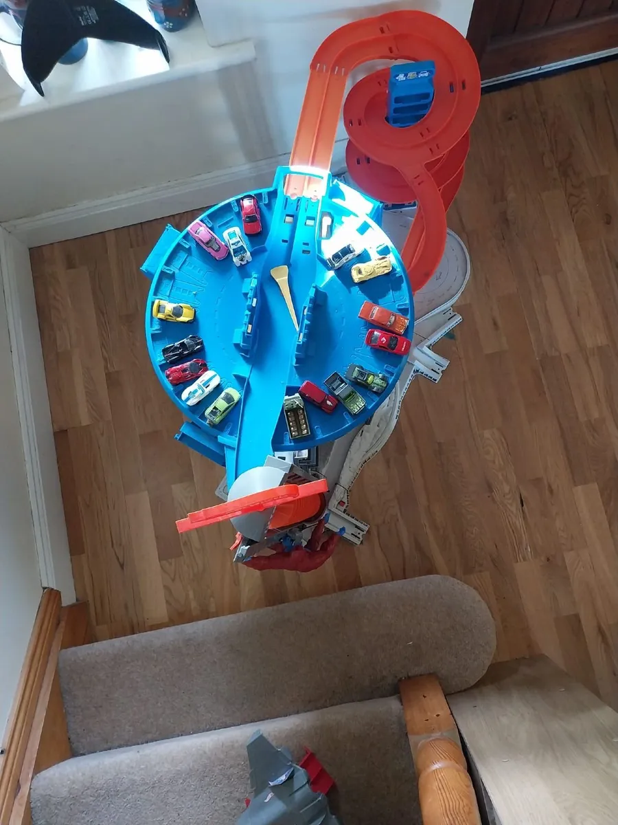TOY GARAGE - Image 3