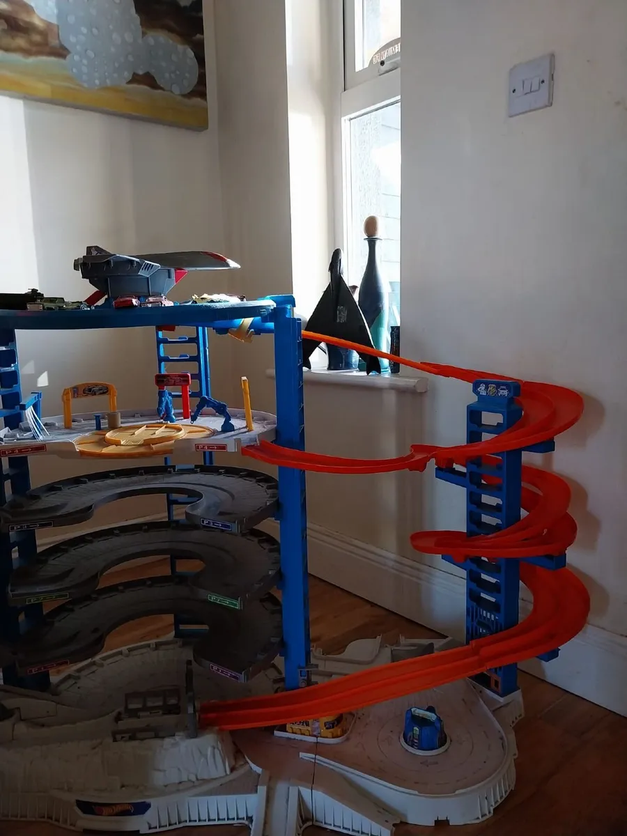 TOY GARAGE - Image 1