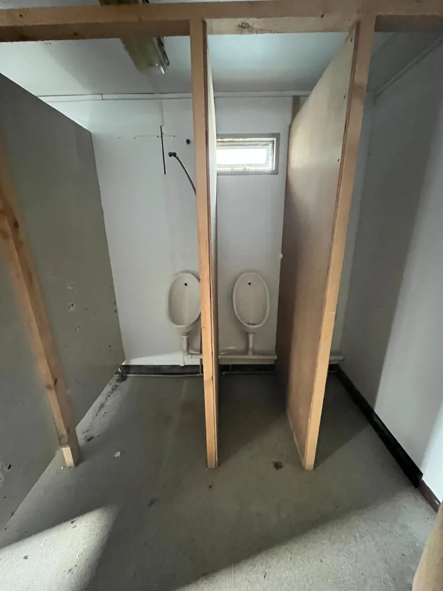 20ft x 10ft - Toilet Block - CC1930 - Image 1
