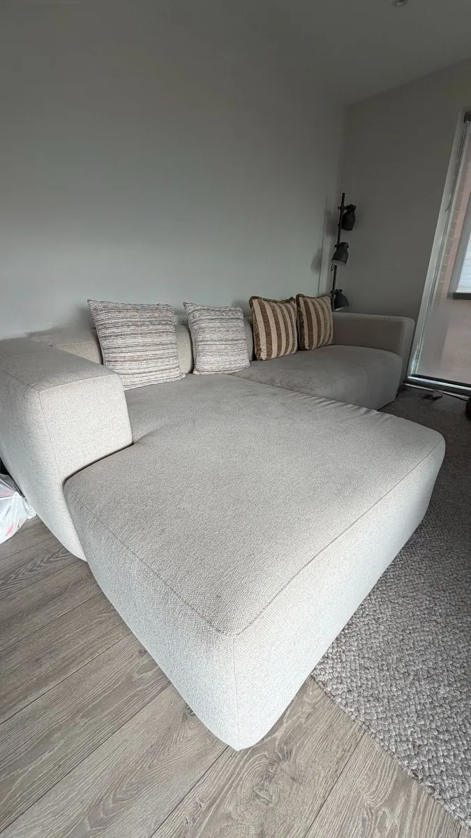 Kave Home large corner sofa with chaise - Image 3