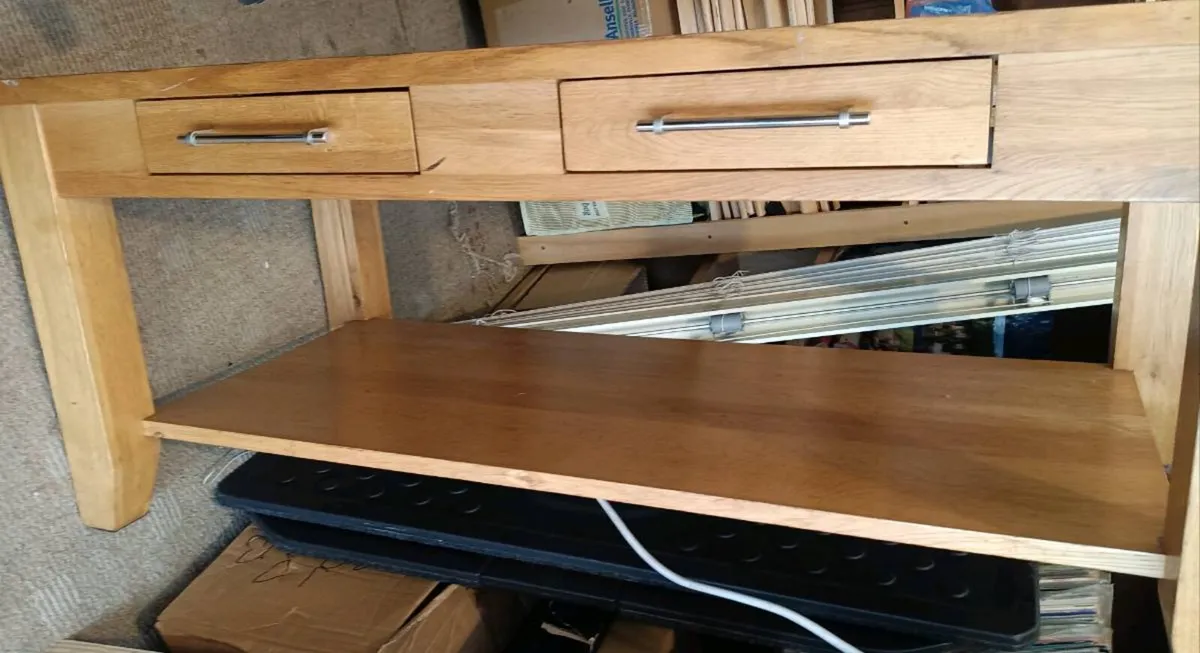 Solid oak coffee table solid construction. - Image 1