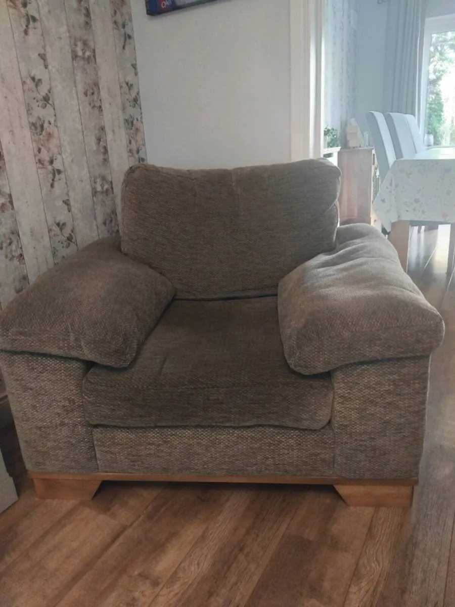 3 2 1 Sofa and Poufe - Image 4