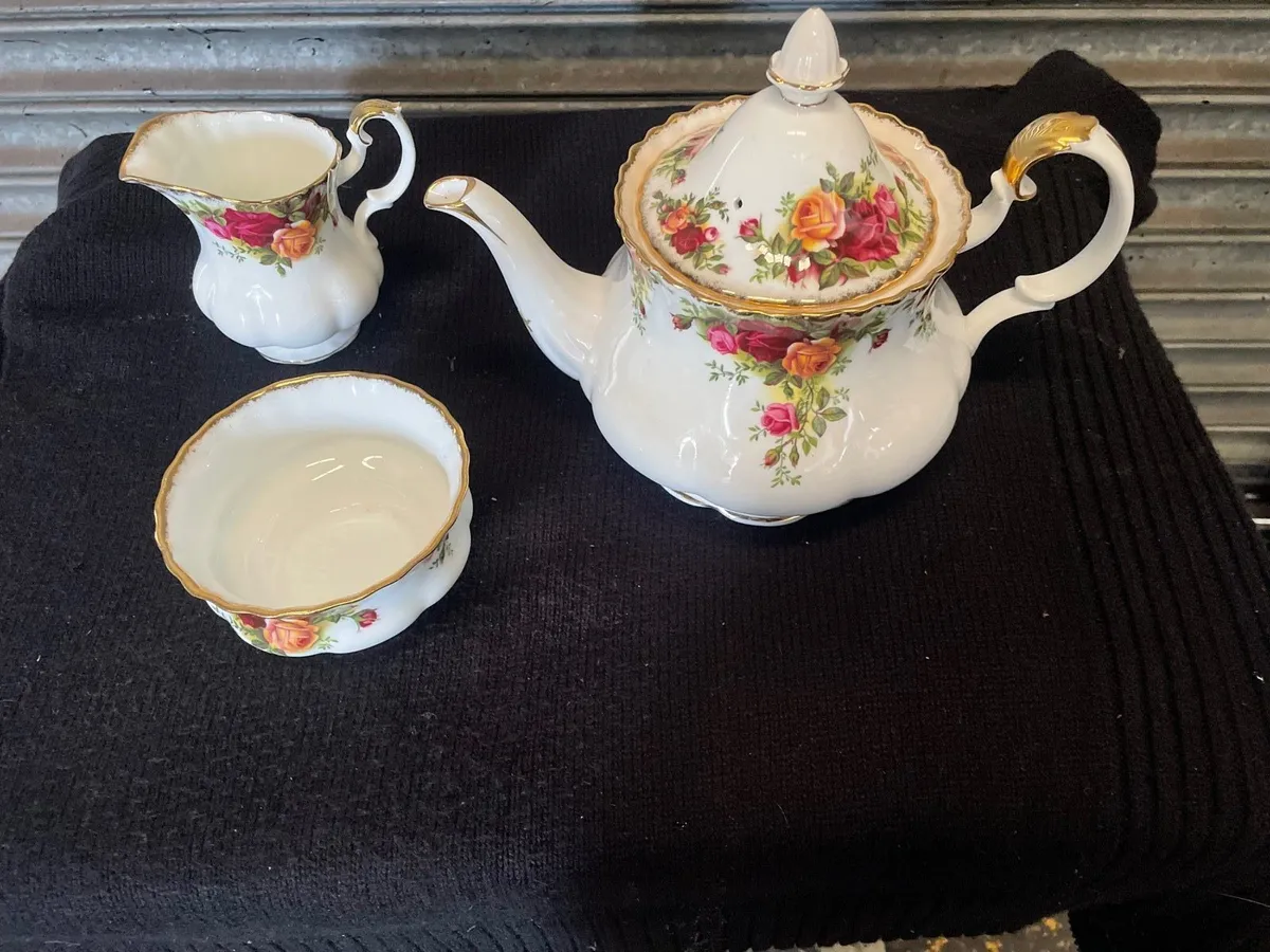 Original Old country rose teapot & jug & bowl - Image 1