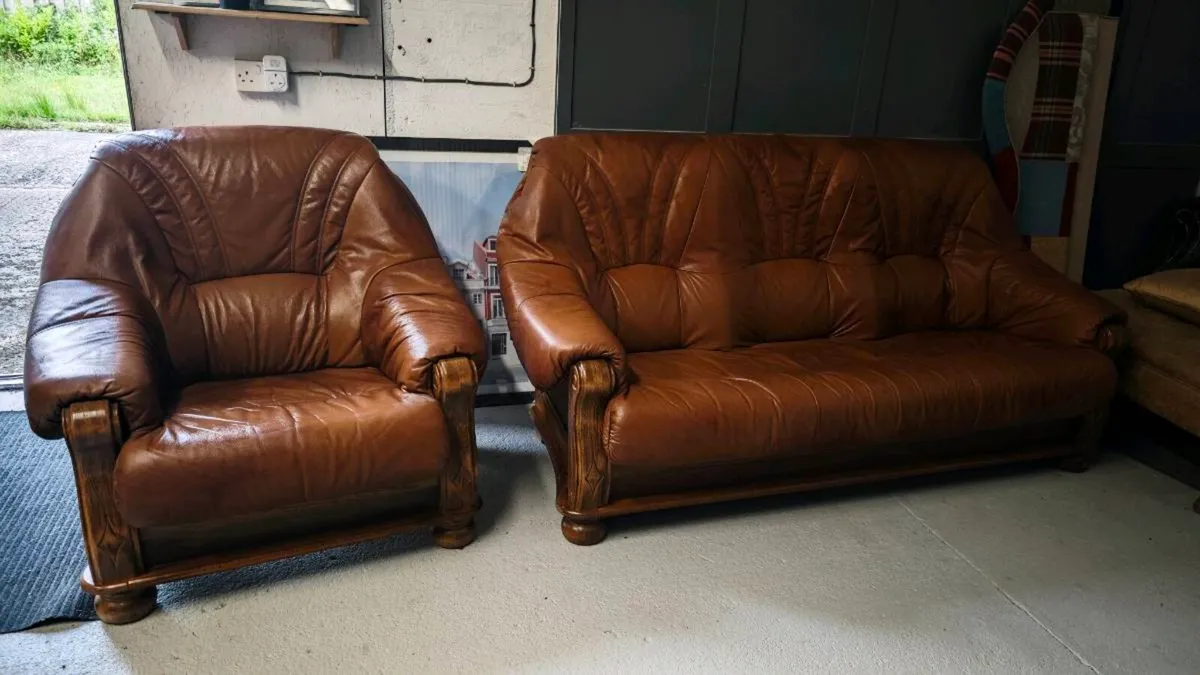 Leather 3 seater sofa and chair - Image 4