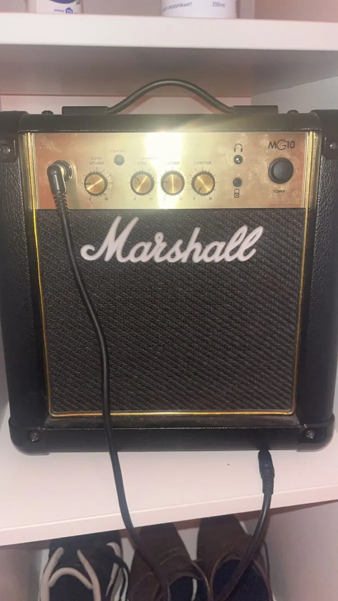 Cort x100 with Marshall Amp and Fender bag €200 - Image 3