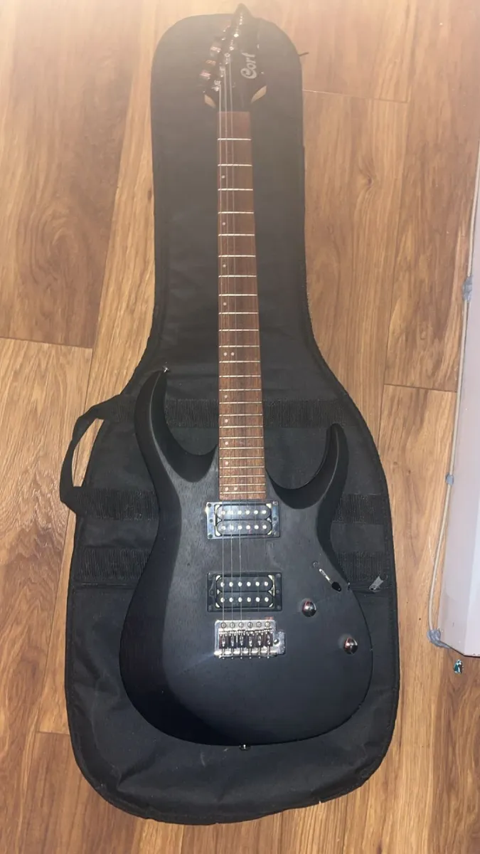 Cort x100 with Marshall Amp and Fender bag €200 - Image 1