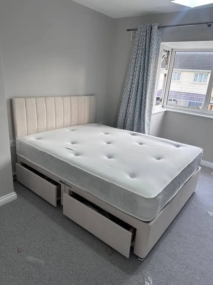 King size bed - Image 1