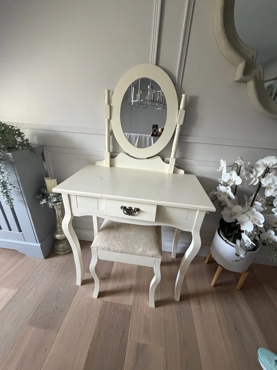 Dressing table - Image 1