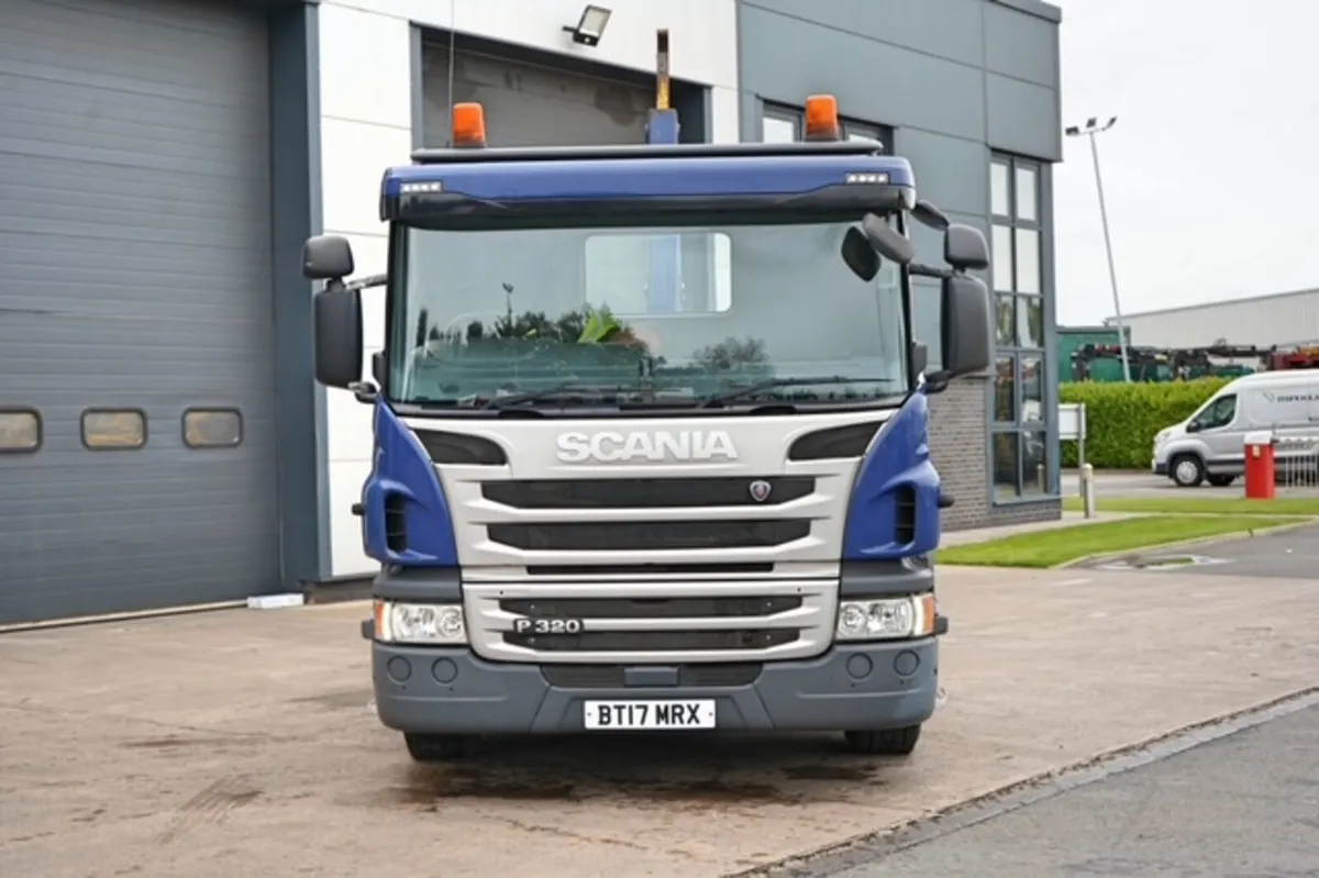 2017 SCANIA P320 6X2 HOOK LOADER - Image 2